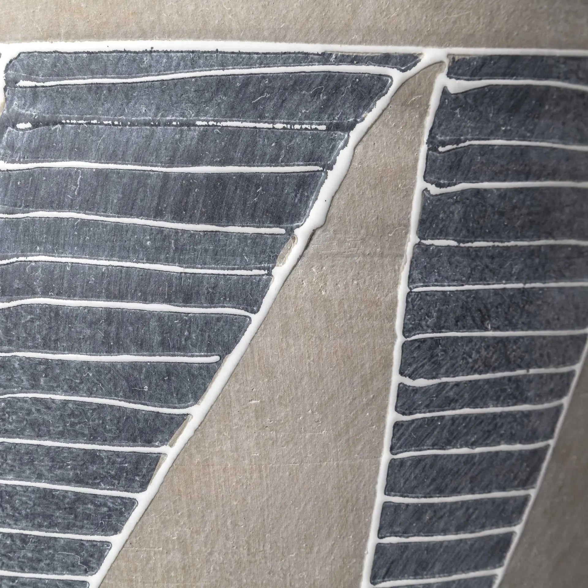 Jarrón de mesa de cerámica cilíndrico geométrico marrón y gris de 15"