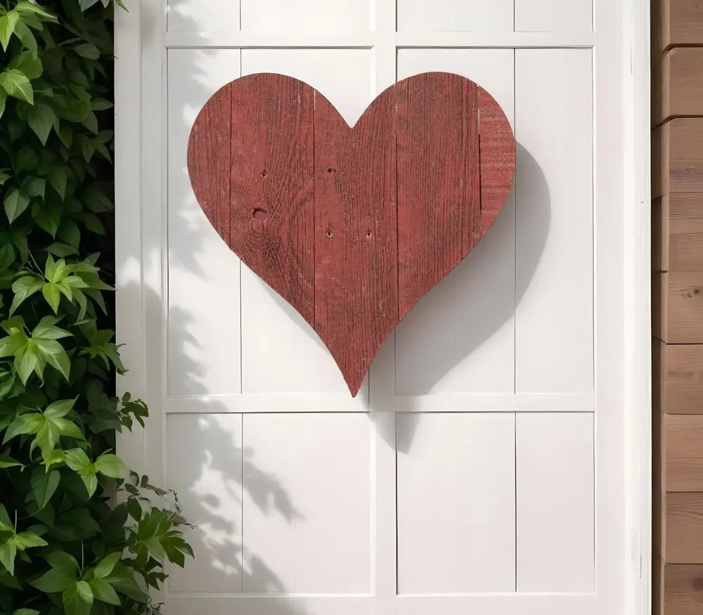 Decoración de pared con forma de corazón de madera reciclada roja de 24"