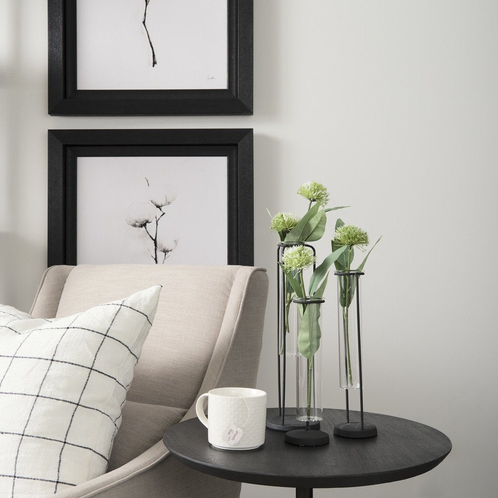 Juego de tres jarrones de mesa de metal cilíndricos abstractos negros