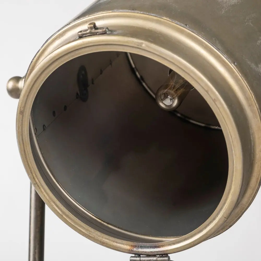 Lámpara de pie LED de 61" con pantalla de metal dorado envejecido para escenario de cine