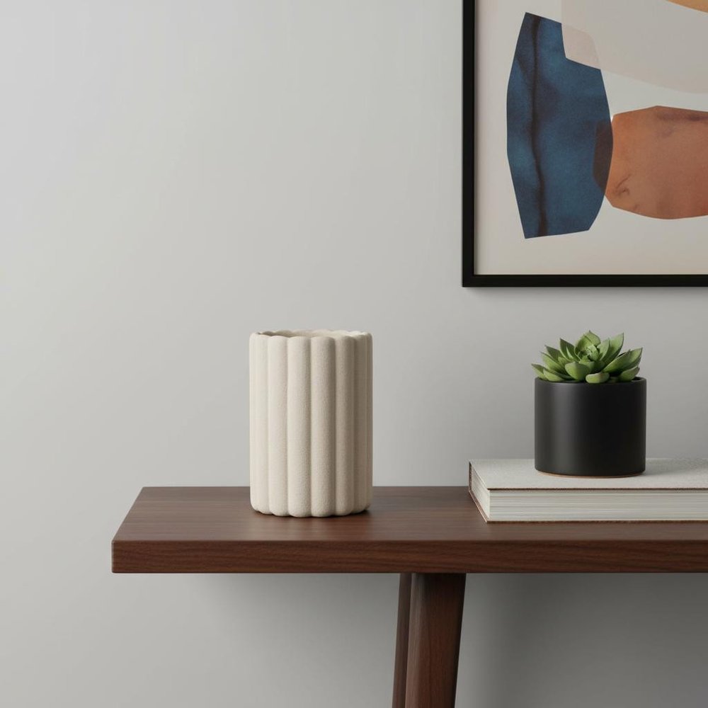 Jarrón de mesa de cerámica con textura acanalada y cilindro beige de 11"